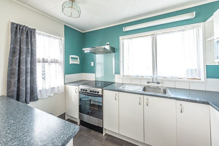 Photo of property in 102 Hinau Street, Castlecliff, Whanganui, 4501