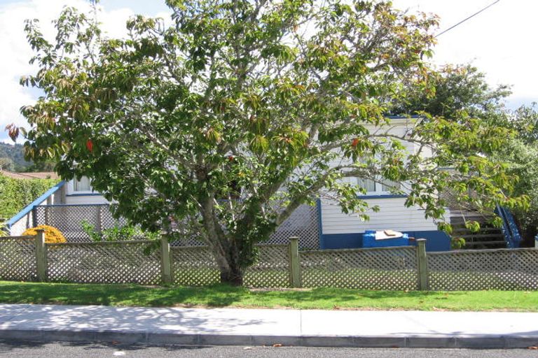Photo of property in 3 Bishop Street, Green Bay, Auckland, 0604