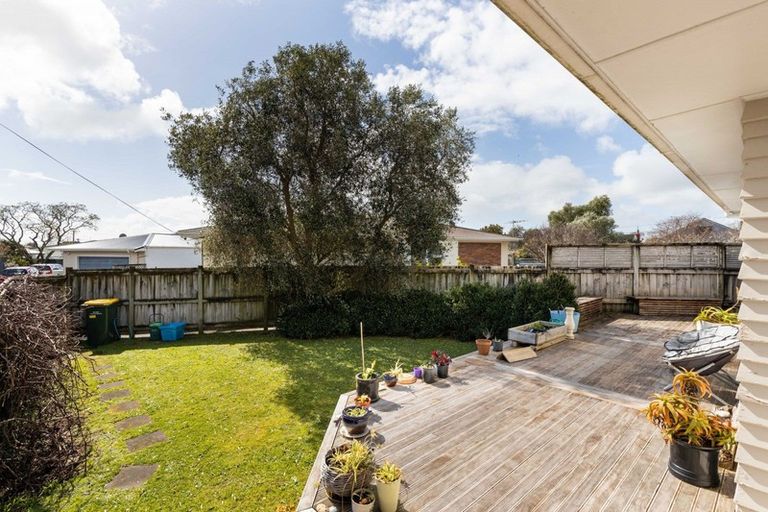 Photo of property in 6 Rarawa Place, Vogeltown, New Plymouth, 4310