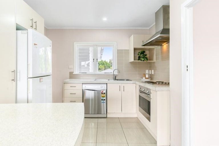 Photo of property in 24 Northall Road, New Lynn, Auckland, 0600