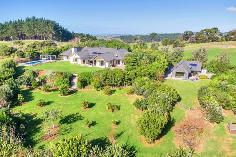 Photo of property in 29 Shine Road, South Head, Helensville, 0874