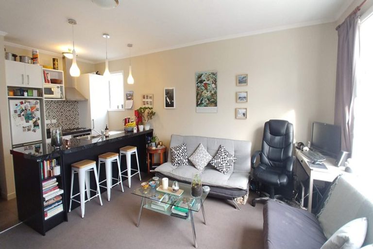 Photo of property in 2/51 Austin Street, Mount Victoria, Wellington, 6011