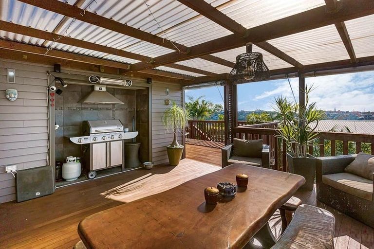 Photo of property in 121 Carlisle Road, Northcross, Auckland, 0632