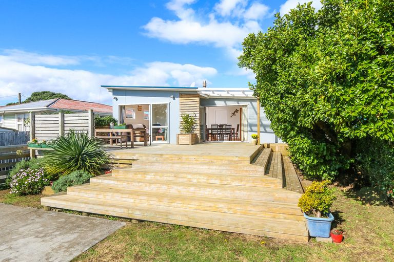 Photo of property in 6 Laura Street, Kelston, Auckland, 0602