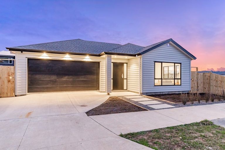 Photo of property in 15 Ropere Street, Kumeu, 0810