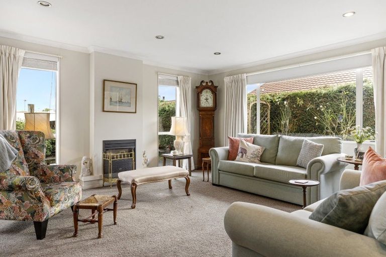 Photo of property in 2/12 Gradwell Place, Two Mile Bay, Taupo, 3330