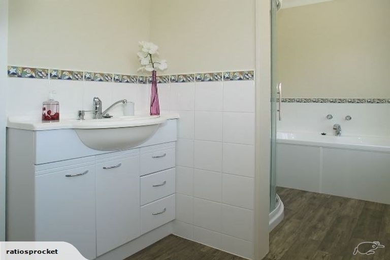 Photo of property in 4 South Street, Tawa, Wellington, 5028