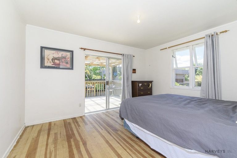 Photo of property in 15 Cliff View Drive, Green Bay, Auckland, 0604