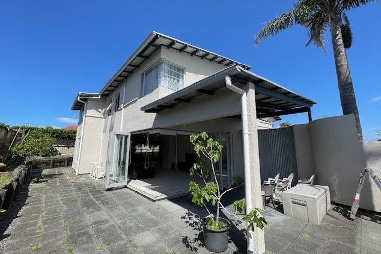Photo of property in 2/16 Tobruk Crescent, Milford, Auckland, 0620
