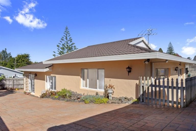 Photo of property in 1/28 Nikau Street, New Lynn, Auckland, 0600