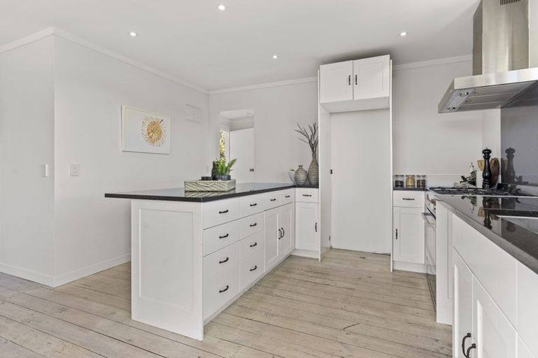 Photo of property in 12 Tindalls Bay Road, Tindalls Beach, Whangaparaoa, 0930