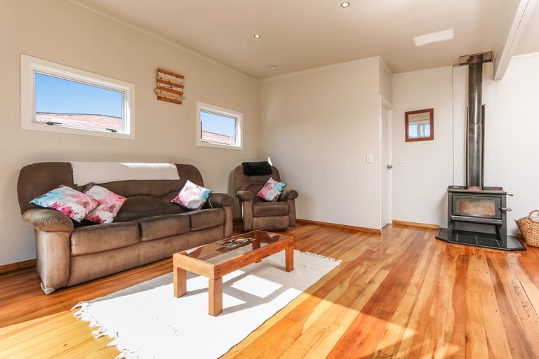 Photo of property in 6 Laura Street, Kelston, Auckland, 0602