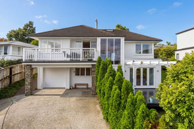 Photo of property in 70 Selwyn Crescent, Forrest Hill, Auckland, 0620