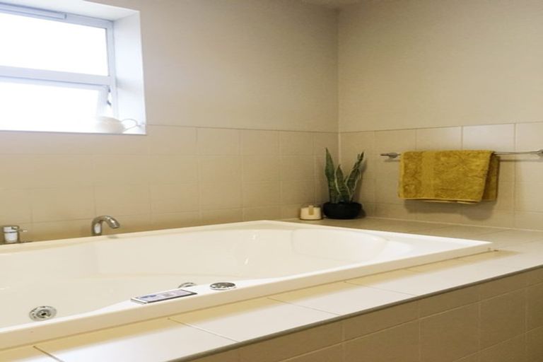 Photo of property in 1/2 Manor Place, Dunedin Central, Dunedin, 9016