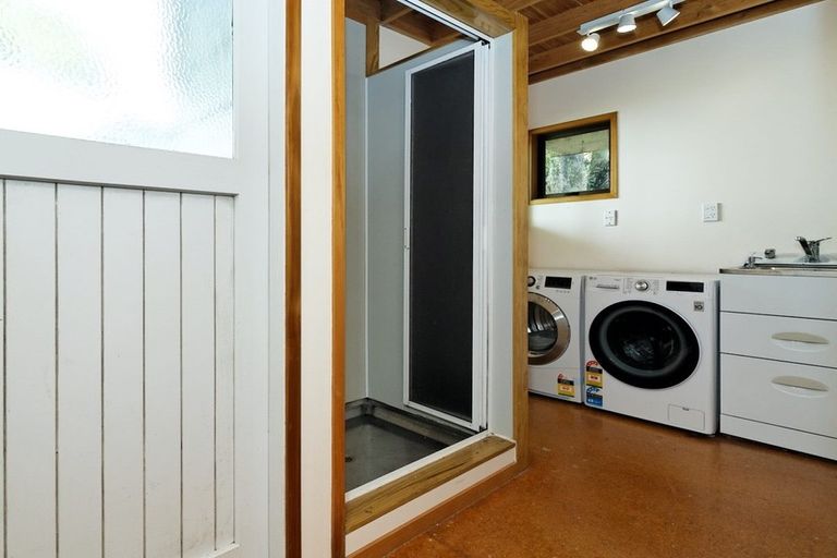 Photo of property in 15 Pendrell Road, Piha, New Lynn, 0772