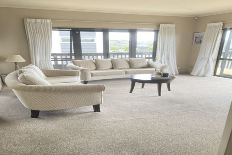 Photo of property in 2 Ellivani Rise, Pukekohe, 2120