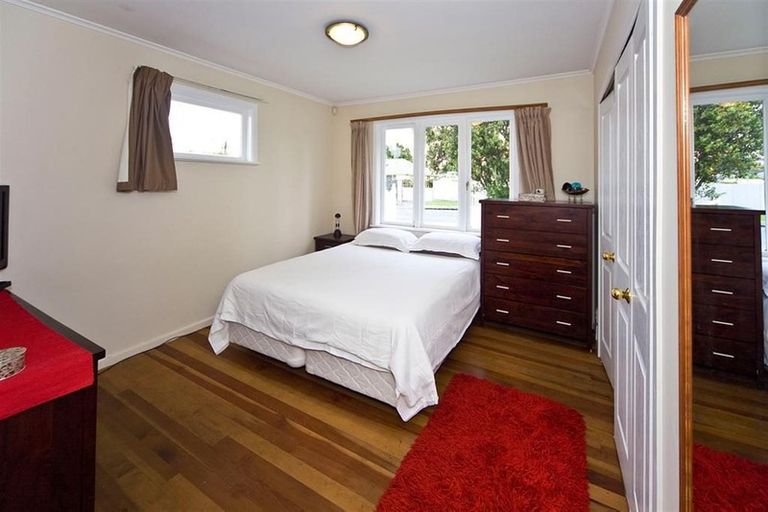 Photo of property in 6 Grainger Road, Te Atatu South, Auckland, 0610