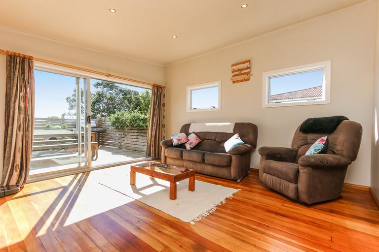 Photo of property in 6 Laura Street, Kelston, Auckland, 0602