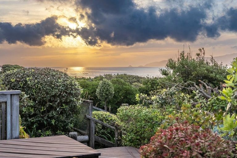 Photo of property in 93 Field Way, Waikanae Beach, Waikanae, 5036