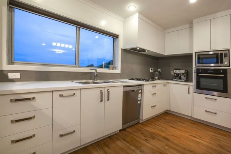 Photo of property in 3 Greenstone Place, Aotea, Porirua, 5024