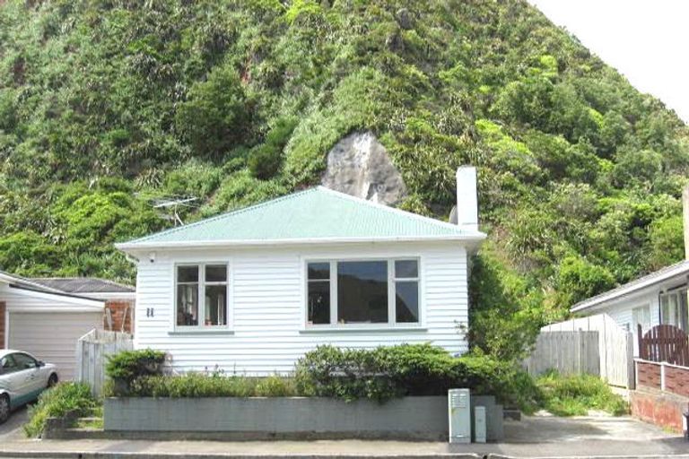 Photo of property in 83 Breaker Bay Road, Breaker Bay, Wellington, 6022