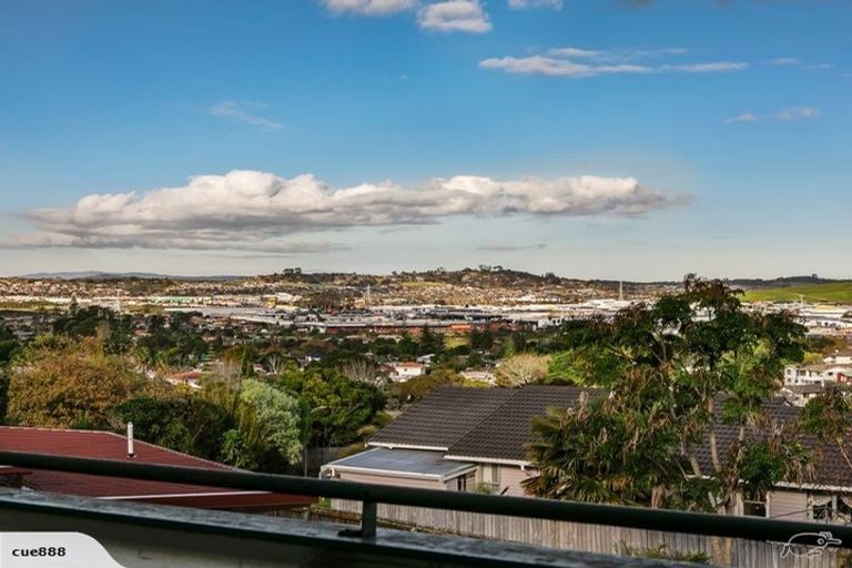 Photo of property in 25 Heron Place, Pakuranga Heights, Auckland, 2010