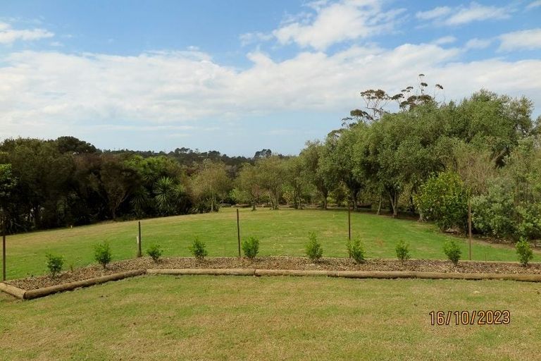 Photo of property in 1/6 Roberts Road, Matakatia, Whangaparaoa, 0930