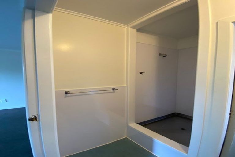 Photo of property in 6 Rewarewa Road, Te Atatu Peninsula, Auckland, 0610