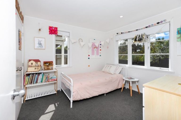 Photo of property in 2/99 Hobsonville Road, West Harbour, Auckland, 0618