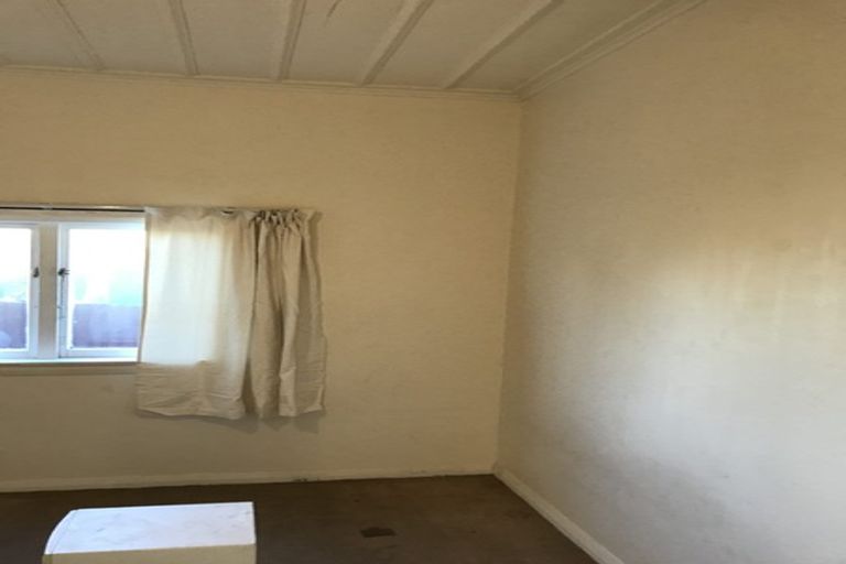 Photo of property in 16 Egmont Street, Castlecliff, Whanganui, 4501