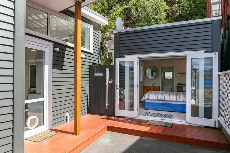 Photo of property in 106 Breaker Bay Road, Breaker Bay, Wellington, 6022