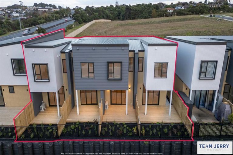 Photo of property in 27 Tieke Lane, Massey, Auckland, 0614