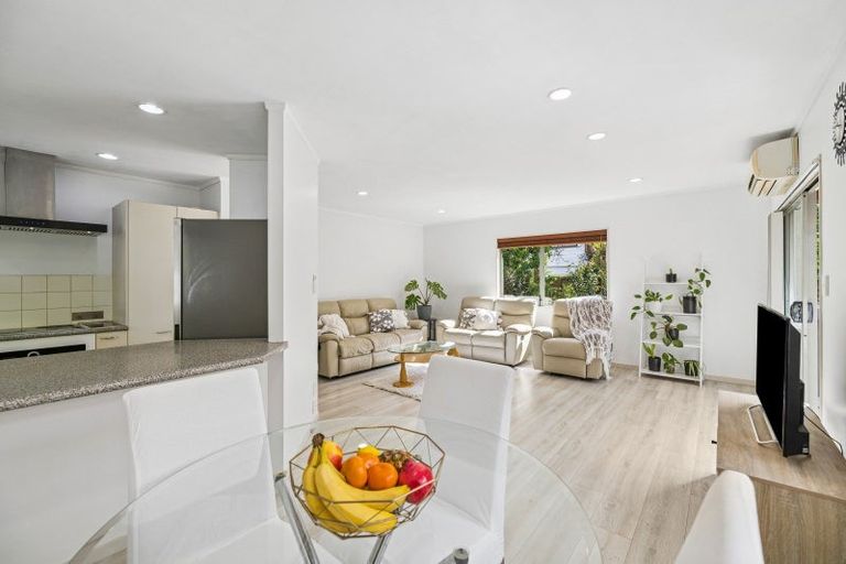 Photo of property in 2/8 Tallington Crescent, Torbay, Auckland, 0630