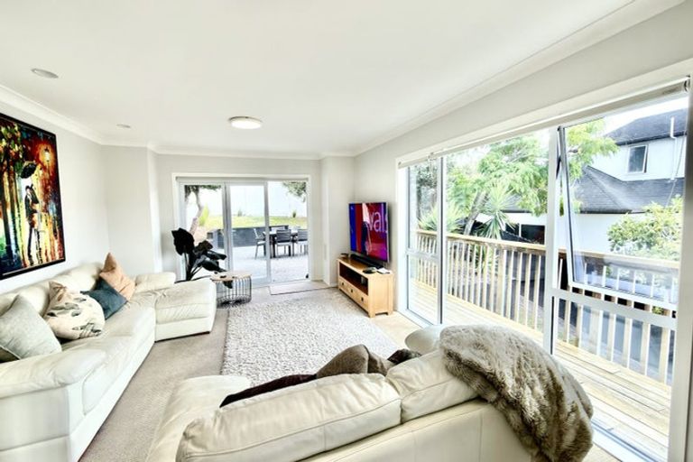 Photo of property in 42 Ravenstone Place, Chatswood, Auckland, 0626