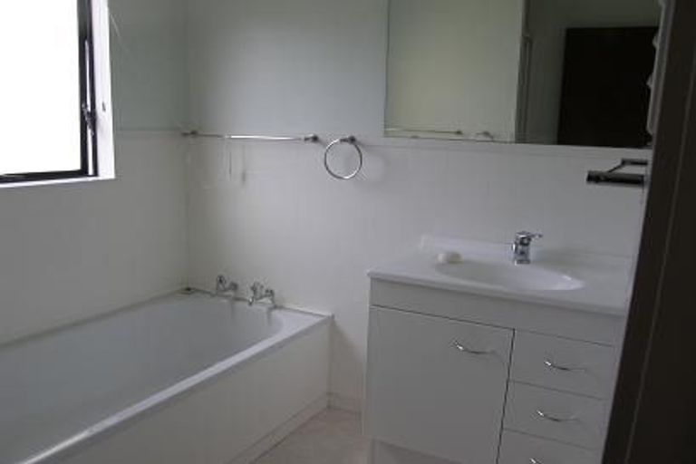 Photo of property in 2/12 Millen Avenue, Pakuranga, Auckland, 2010