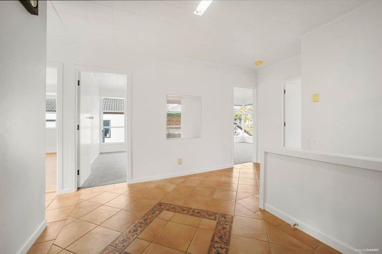 Photo of property in 1/51 Forrest Hill Road, Milford, Auckland, 0620