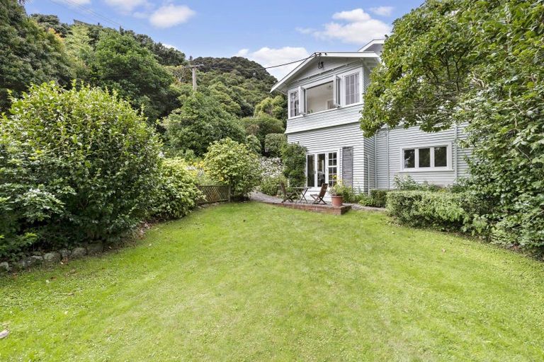 Photo of property in 16 Kowhai Street, Eastbourne, Lower Hutt, 5013