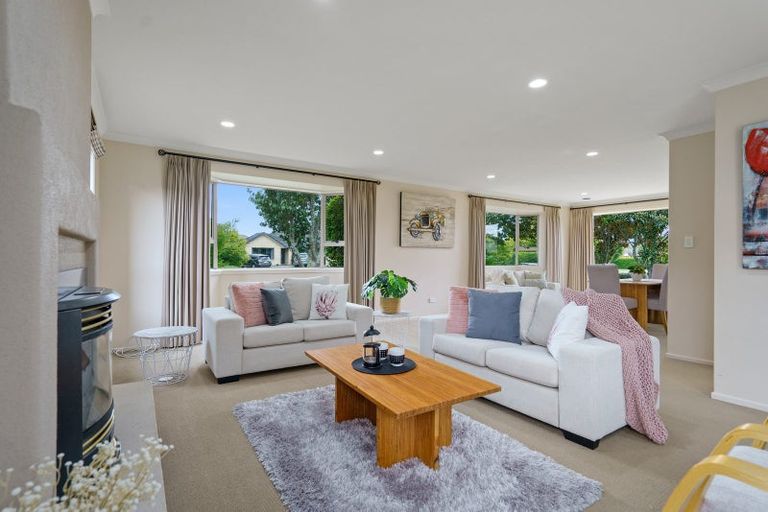 Photo of property in 1 Glenroy Place, Green Bay, Auckland, 0604