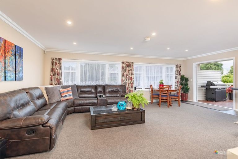Photo of property in 15 Montgomery Crescent, Clouston Park, Upper Hutt, 5018