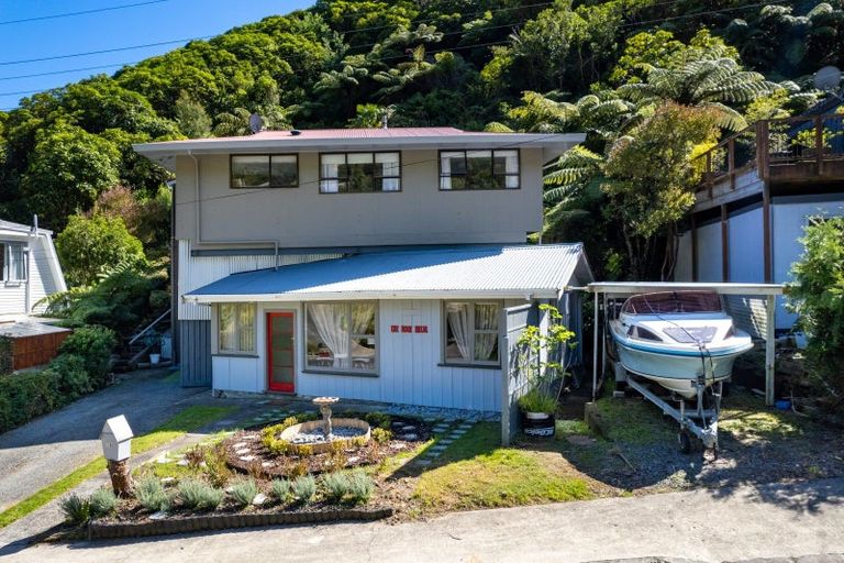 Photo of property in 16 Arthur Crescent, Waikawa, Picton, 7220