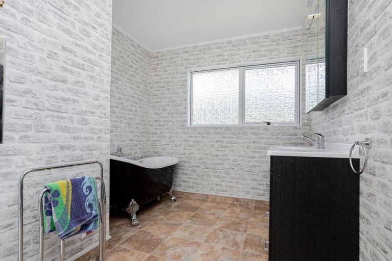 Photo of property in 208 Adelaide Road, Dannevirke, 4930