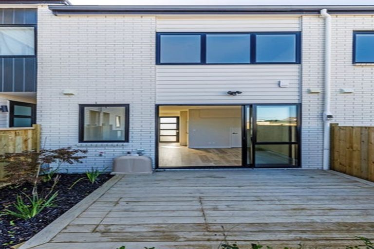 Photo of property in 7/86 Fred Taylor Drive, Westgate, Auckland, 0814