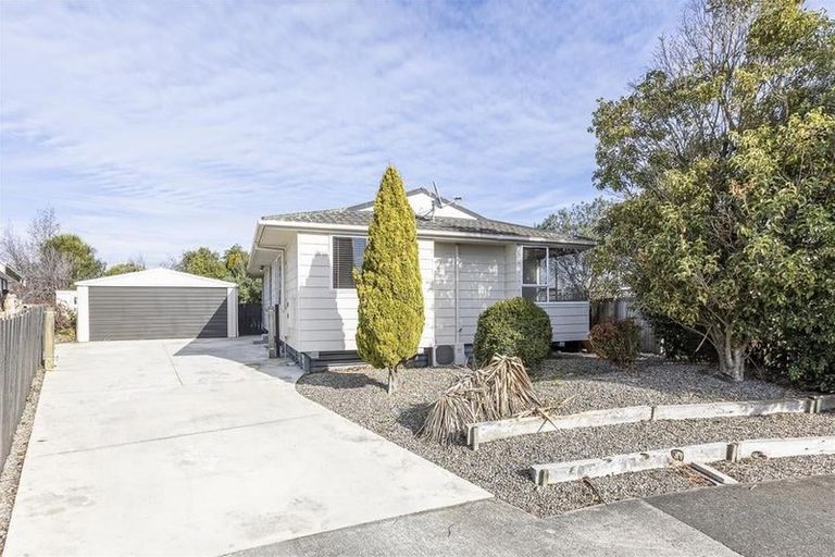 Photo of property in 16 Perrin Place, Kelvin Grove, Palmerston North, 4414
