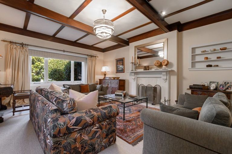 Photo of property in 247 Devonport Road, Tauranga, 3110