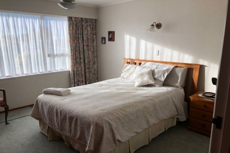 Photo of property in 10 Deakin Place, Clive, 4102