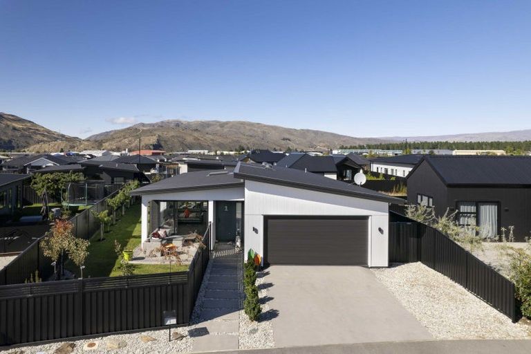 Photo of property in 1 Fraer Street, Cromwell, 9310