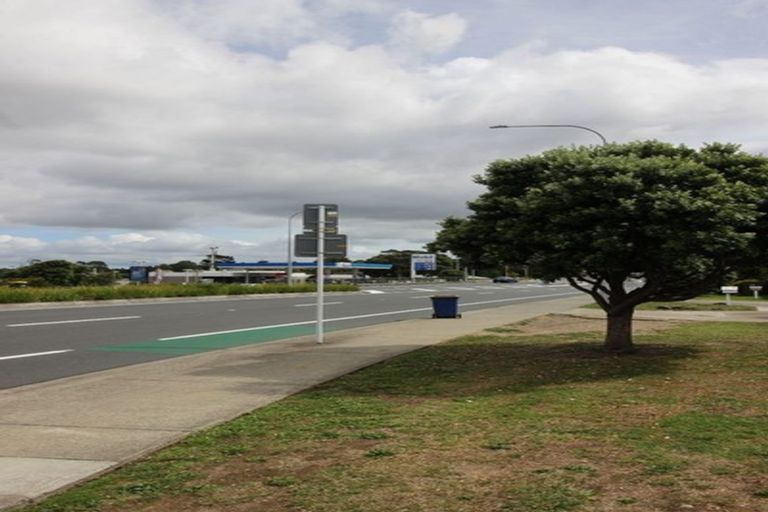 Photo of property in 2/587 Glenfield Road, Totara Vale, Auckland, 0629