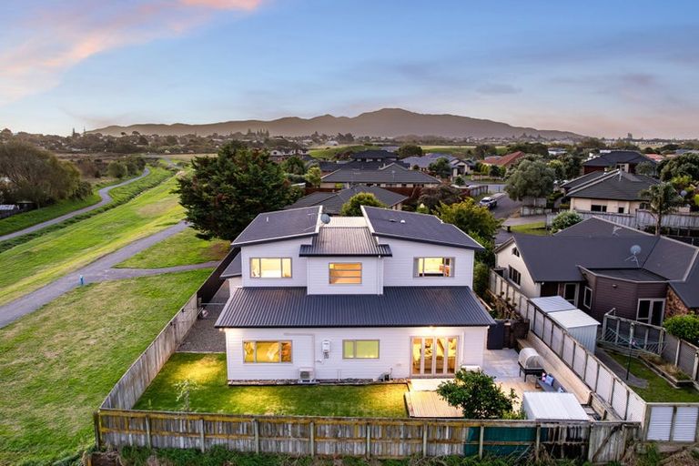 Photo of property in 61 Quadrant Heights, Paraparaumu, 5032