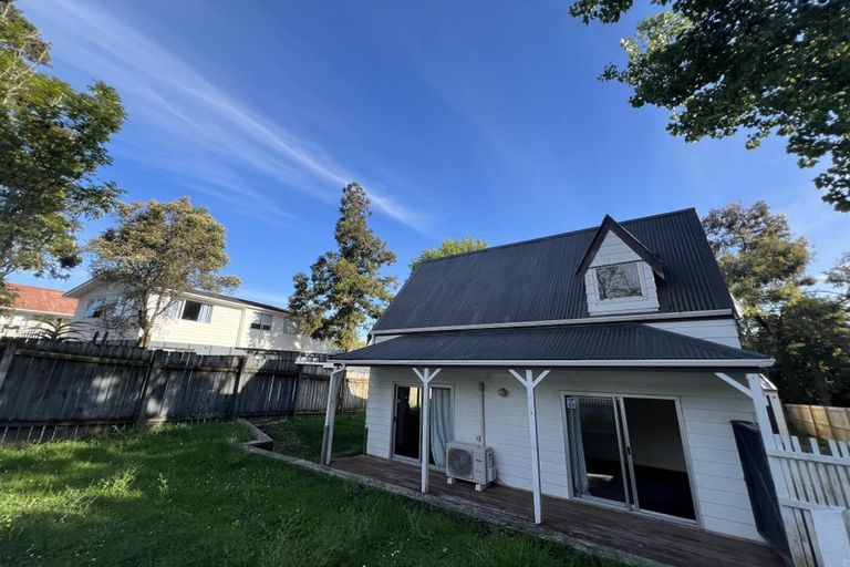 Photo of property in 99 Kemp Road, Massey, Auckland, 0614