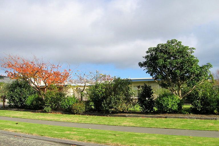 Photo of property in 6 Karu Crescent, Waikanae, 5036